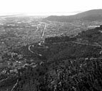 Vue aérienne de situation prise du nord depuis le revers de la colline