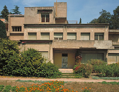 Façade méridionale de la villa. Partie centrale vue de face en avril 1982