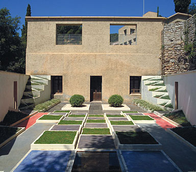 Le jardin cubiste reconstitué. Vue prise vers l'ouest.