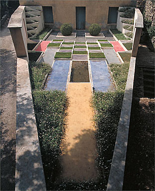 Le jardin cubiste reconstitué. Vue axiale prise vers l'ouest.