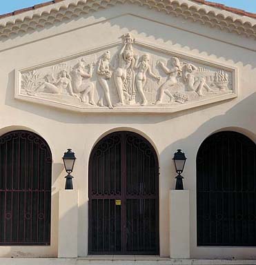 Vue de détail du bas-relief du fronton, sur la façade nord.