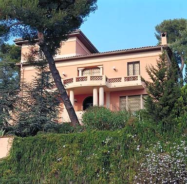 Vue d'ensemble de la façade ouest de la villa.