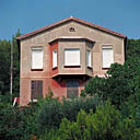Vue d'ensemble de la façade est.