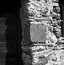 L'inscription placée dans le piédroit de la porte. Détail.