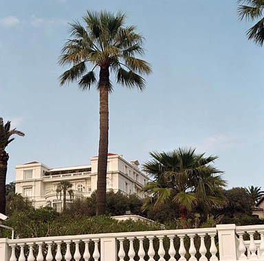 Le château. Vue de volume prise du boulevard.