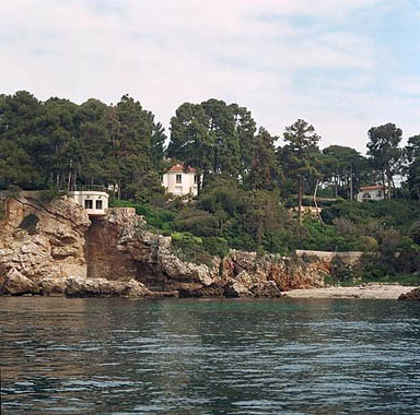 Vue d'ensemble de la propriété prise de la mer, du sud.