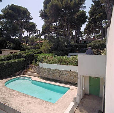 La piscine ajoutée au-devant de la chambre sud-ouest. Vue d'ensemble prise de la terrasse de couverture