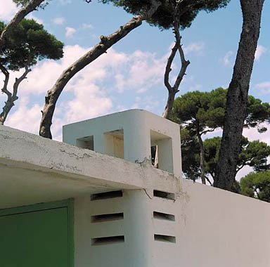 La maison. La terrasse de couverture. Loggia adossée à la façade ouest. Détail d'une des souches de cheminées.