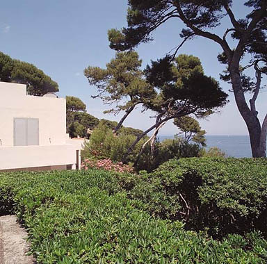 La maison. Façade sud. L'extrémité est dans la végétation dominant la mer.
