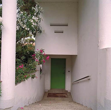 La maison. Le porche. Vue prise vers la porte d'entrée.