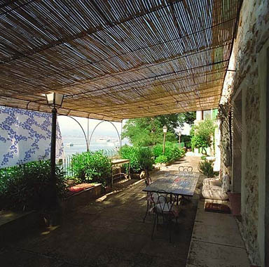 La terrasse au nord de la maison. Vue en enfilade prise vers l'est.