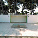 La maison. La terrasse de couverture. Loggia adossée à la façade ouest. Au 1er plan, la verrière éclairant l'escalier.