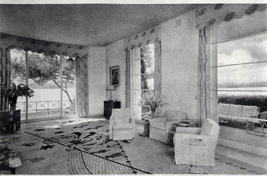 La villa Aujourd'hui. Le salon. Vue prise de la porte de la salle à manger vers l'ouest.