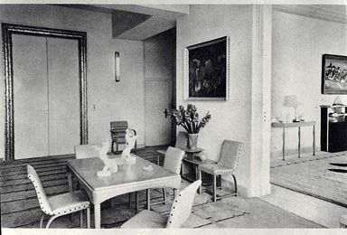 La villa Aujourd'hui. La salle à manger. Vue prise vers la porte d'entrée de la maison.