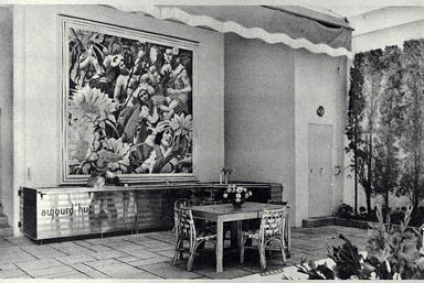 La villa Aujourd'hui. La terrasse du bar. Vue prise vers le côté ouest de la maison.
