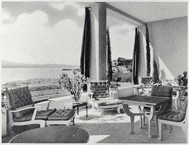 Rez-de-chaussée surélevé. La loggia ouest ou salon d'été. Vue de volume prise vers le nord-ouest.