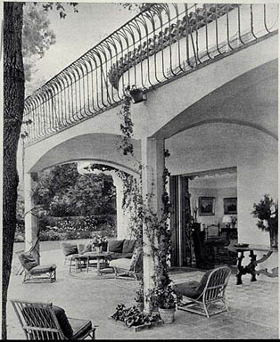 La maison. Vue partielle du portique prise du sud-est.