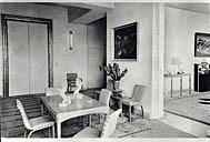 La villa Aujourd'hui. La salle à manger. Vue prise vers la porte d'entrée de la maison.