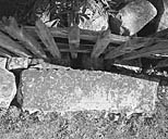 Pierre posée près de la barrière. Inscription : Hyppolite B. Casse. César B. 1877.
