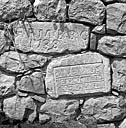 Montcheny, mur de soutènement en bordure d'un chemin. Deux inscriptions provenant probablement d'une maison détruite.