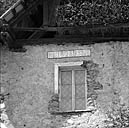 Inscription peinte au-dessus de la fenêtre : B. B. 1828 I B 9 (ou G) N3.