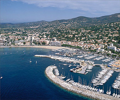 Vue aérienne du port prise depuis l'est.