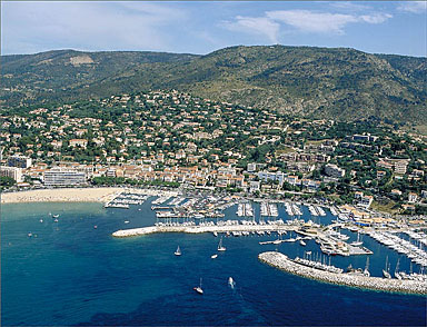 Vue aérienne du port prise depuis l'est.