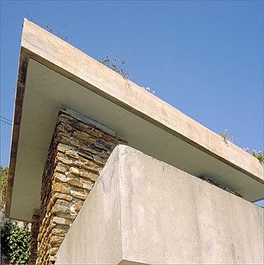 Détail, l'angle sud-ouest de la partie supérieure de la façade sud.
