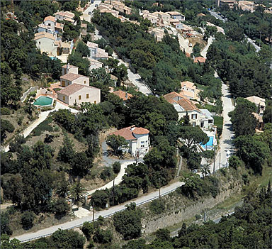 Vue aérienne de la façade est, depuis le sud-est.