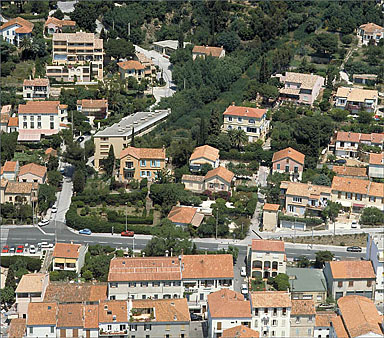Vue aérienne depuis le sud.