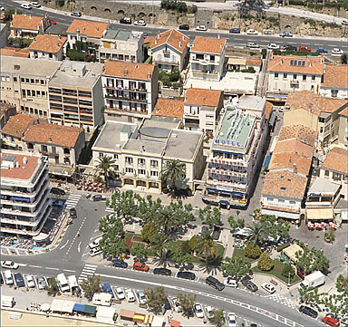 Vue aérienne de la place Ernest Reyer avec mairie au second plan, depuis le sud.