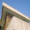 Détail, l'angle sud-ouest de la partie supérieure de la façade sud.