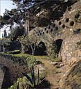 Détail, vue du jardin et des murs de soutènement des terrasses, depuis le sud est.