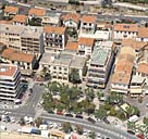 Vue aérienne de la place Ernest Reyer avec mairie au second plan, depuis le sud.