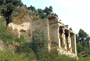 Temple de jardin dit temple d'Hercule. L'entrée secondaire sur la façade ouest et les cariatides sur la façade sud.
