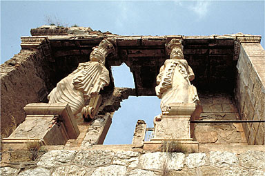 Temple de jardin dit temple d'Hercule. Les deux cariatides. Vue de face en contre plongée.