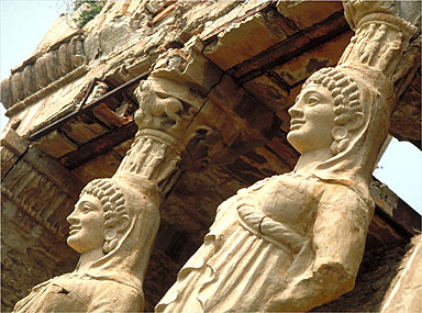 Temple de jardin dit temple d'Hercule. Les différences entre les deux statues. Différences dans le port de tête dans la posture du corps. Vue d'ensemble depuis l'est.