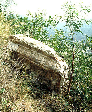 Temple de jardin dit temple d'Hercule. Fragment de l'angle sud-est de l'entablement ionique du temple. Détail.