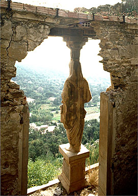 Temple de jardin dit temple d'Hercule. La cariatide ouest vue de dos et l'encadrement de la porte ouvrant sur le pronaos.