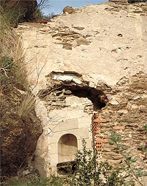 Temple de jardin dit temple d'Hercule. Vue de l'une des deux citernes (ici l'occidentale), destinée à récupérer les eaux de pluie de la toiture par un petit canal en ciment.