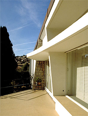 Le auvent au dessus de la porte d'entrée vue de profil, depuis l'est.