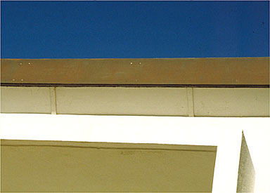 Détail. Le bandeau métallique couronant la façade sud, au niveau de l'angle sud-est.