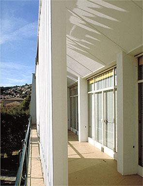 Le balcon sud depuis la terrasse à l'est.