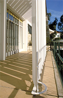 Détail. Le mécanisme des lames du pare-soleil du balcon.