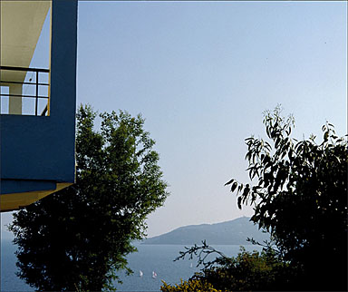 La vue sur mer depuis le jardin. Détail.