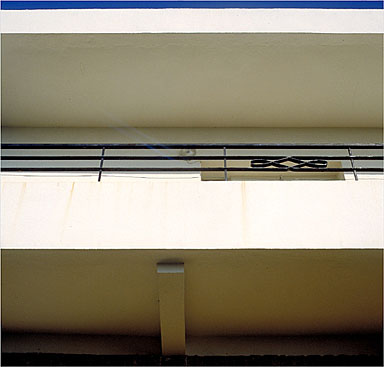 Terrasse en porte-à-faux et gardes-corps en fer-forgé sur façade sud.