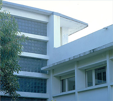 Vue de détail du profil du auvent sur le volume de la cage d'escalier.