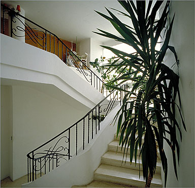 Vue intérieure. L'escalier entret le premier et le dernier étage.