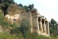 Temple de jardin dit temple d'Hercule. L'entrée secondaire sur la façade ouest et les cariatides sur la façade sud.