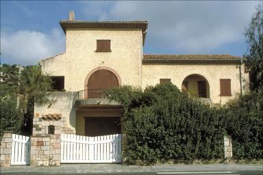 La façade sud. Vue générale depuis la route.